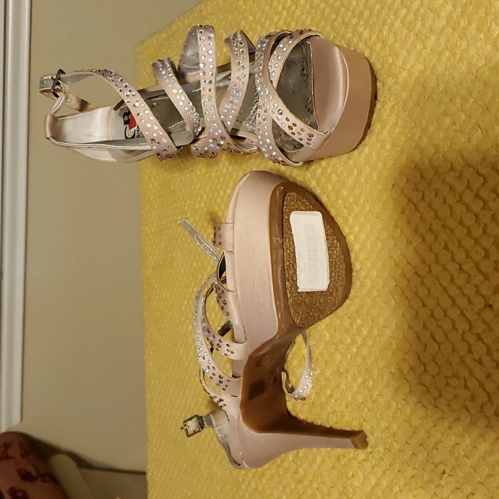 Gianni bini beige 5 inch platform heel.  Dress shoe with open toe and straps